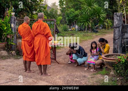 Deux Frères, récemment ordonnés, se récêtent dans leur maison de Nakhon Nayok, en Thaïlande. Banque D'Images