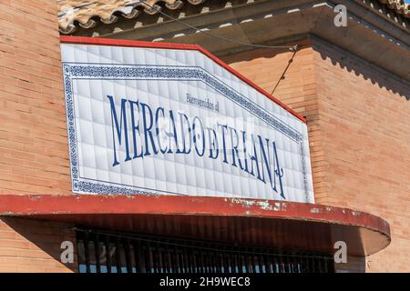 Vue générale du panneau d'entrée du Mercado de Triana, un marché intérieur historique dans le quartier Triana de Séville Espagne le 29 2021 novembre. Banque D'Images