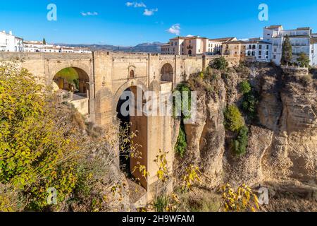 Vue panoramique sur le canyon, la vieille ville et le pont dans la ville médiévale de Ronda, en Espagne, dans le sud de l'Andalousie. Banque D'Images