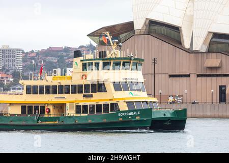 Sydney ferry MV borrowdale transport public port ferry, passe l'opéra de Sydney, Nouvelle-Galles du Sud, Australie Banque D'Images