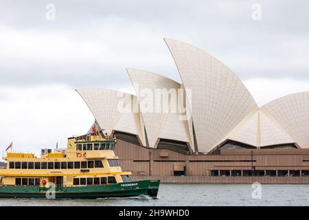 Le ferry de Sydney MV Friendship a été mis en service en 1985, une première classe de ferry de flotte, ici en passant par l'Opéra de Sydney, Nouvelle-Galles du Sud, Australie Banque D'Images