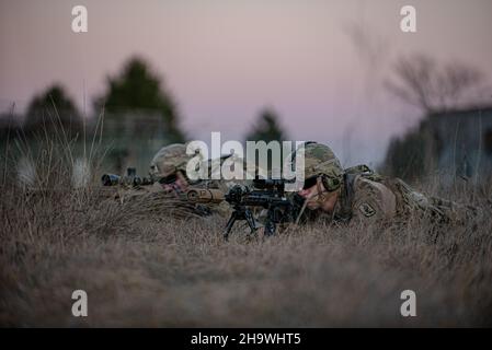 Les parachutistes de reconnaissance de l'armée américaine affectés au 1st Bataillon, 503rd Parachute Infantry Regiment assurent la sécurité d'une équipe pour déplacer une victime vers un point d'extraction au cours d'un exercice de validation pour la Force de réaction nord-africaine et ouest à la gamme Dandolo à Pordenone, en Italie, le 7 décembre 2021.La Force de réaction nord-africaine et ouest-africaine est une directive de la Force opérationnelle sud-européenne de l’Armée des États-Unis – Afrique qui utilise les 173rd unités d’infanterie de la Brigade aéroportée comme élément décisif, posturé et rapide de réponse aux tâches liées à la crise dans le Commandement a de l’Afrique des États-Unis Banque D'Images