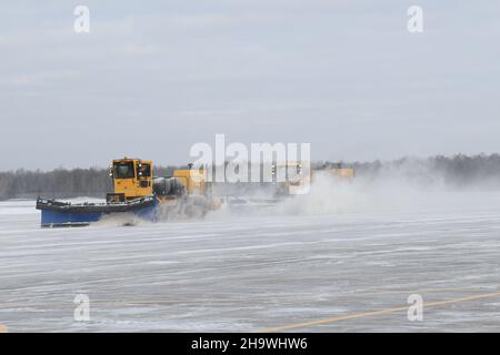 Les exploitants d'équipement lourd de la Garde nationale aérienne affectés à la 148th Fighter Wing, Minnesota Air National Guard, retirent la neige de la rampe d'atterrissage le 8 décembre 2021.Les exploitants d'équipement lourd sont responsables de maintenir la base de la Garde nationale aérienne libre de neige et sûre pour les aviateurs et les aéronefs.(É.-U.Photo de la Garde nationale aérienne par Audra Flanagan) Banque D'Images