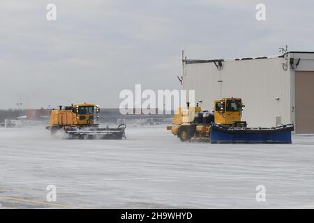 Les exploitants d'équipement lourd de la Garde nationale aérienne affectés à la 148th Fighter Wing, Minnesota Air National Guard, retirent la neige de la rampe d'atterrissage le 8 décembre 2021.Les exploitants d'équipement lourd sont responsables de maintenir la base de la Garde nationale aérienne libre de neige et sûre pour les aviateurs et les aéronefs.(É.-U.Photo de la Garde nationale aérienne par Audra Flanagan) Banque D'Images