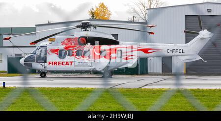 Hélicoptère de sauvetage Aeropatiale C-FFCL Super Puma Firecat à l'aéroport de Langley C.-B., Canada-novembre 23,2021.Vue sur la rue, photo de voyage, personne, sel Banque D'Images