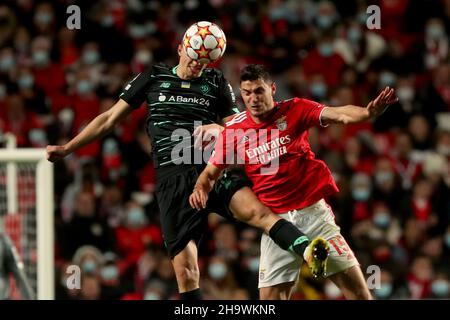 Lisbonne, Portugal.8th décembre 2021.Illia Zabarnyi (L) de Dynamo Kyiv vies avec Roman Yaremchuk de SL Benfica lors du match de football du groupe E de la Ligue des champions de l'UEFA entre SL Benfica et Dynamo Kyiv s'est tenu au stade Luz à Lisbonne, Portugal, le 8 décembre 2021.Crédit: Pedro Fiuza/Xinhua/Alay Live News Banque D'Images