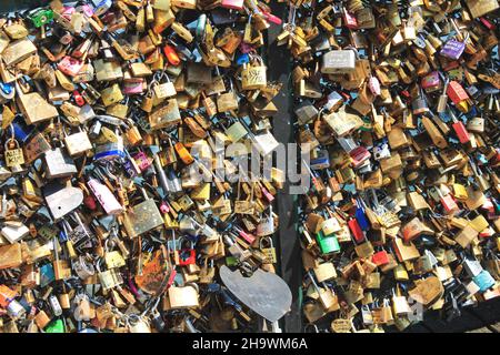 « Love Locks » sur le pont du Pont des Arts au-dessus de la Seine, Paris, France. En 2015, la ville s'est mise à retirer les écluses, qui endommagent le pont Banque D'Images