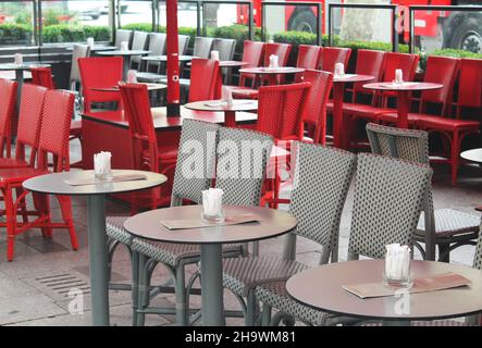 Des chaises et des tables vides dans un café-terrasse déserté, lors d'une journée tranquille à Paris, en France.En temps normal, le lieu aurait été rempli de clients Banque D'Images