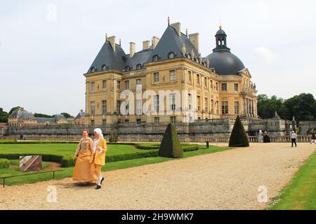 Des visiteurs costumés se promènent sur le terrain du château Vaux le Vicomte lors de la journée annuelle du Grand siècle célébrant l'époque baroque historique. Banque D'Images