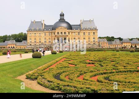 Vue sur le Château de Vaux-le-Vicomte, près de Paris, avec jardins formels en premier plan.Le château fut construit au milieu de 1600s pour Nicolas Fouquet. Banque D'Images
