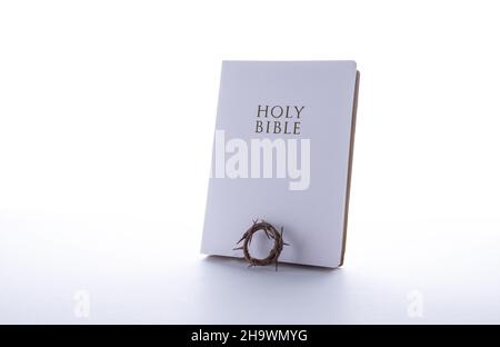Couronne d'épines et de la bible sur fond blanc.Pâques ou Résurrection concept.Il est ressuscité. Banque D'Images