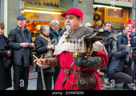 Florence, Italie - 6 janvier 2013 : un participant vêtu d'un personnage de fauconnerie prenant part au défilé d'Epiphanie.Une grande procession en costumes médiévaux. Banque D'Images