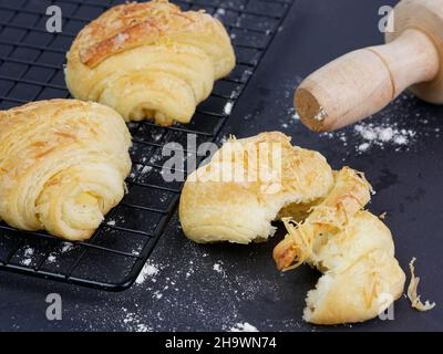 croissants sur le gril et croissants qui ont été tranchés. roulés. farine Banque D'Images