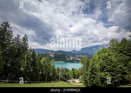 Photo des remontées mécaniques arrêtées en été en Slovénie, à Bled, lorsqu'il n'y a pas de neige pendant la saison chaude devant le lac de Bled et la caste de Bled Banque D'Images