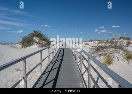 Une très longue promenade dans le parc national de White Sands, au Nouveau-Mexique Banque D'Images