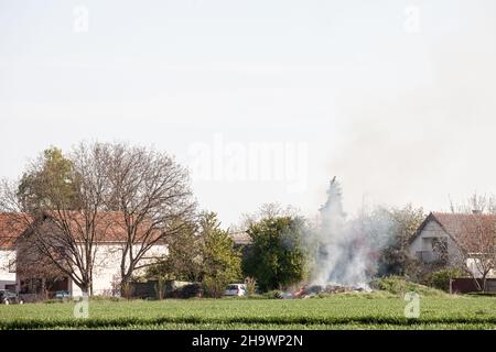 Photo du brûlage des ordures à Pancevo en serbie, avec des vapeurs toxiques qui passent dans l'air. Banque D'Images