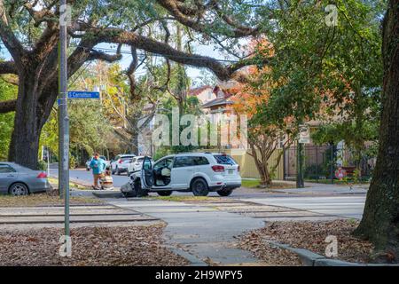 LA NOUVELLE-ORLÉANS, LA, États-Unis - 5 DÉCEMBRE 2021 : après une collision de deux voitures sur S. Carrollton Avenue Banque D'Images