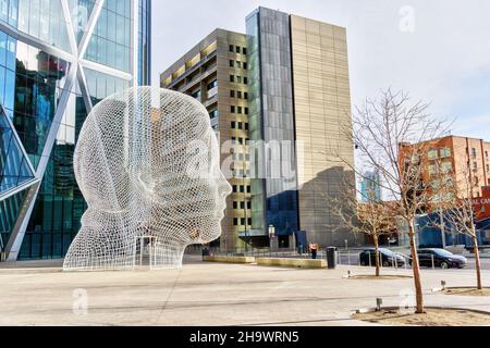 CALGARY, CANADA - NOVEMBRE 13.2021: Sculpture Wonderland par Jaume Plensa en face de la Tour Bow au centre-ville de Calgary, Alberta, Canada. Banque D'Images