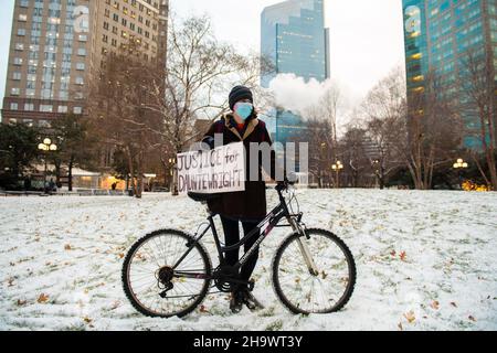 Minneapolis, États-Unis.08th décembre 2021.Les manifestants manifestent à l'extérieur du palais de justice du comté de Hennepin lors des arguments d'ouverture du procès de Kim Potter le 8 décembre 2021 à Minneapolis, Minnesota.Photo de Chris Tuite/imageSPACE crédit: Imagespace/Alamy Live News Banque D'Images