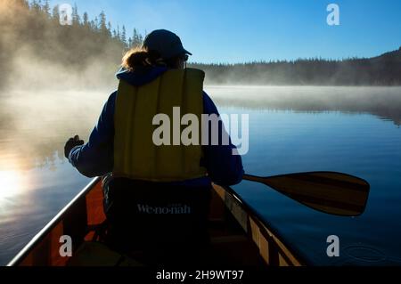 Canoë-kayak sur le lac Charlton, forêt nationale de Deschutes, Oregon Banque D'Images