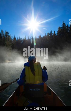 Canoë-kayak sur le lac Charlton, forêt nationale de Deschutes, Oregon Banque D'Images