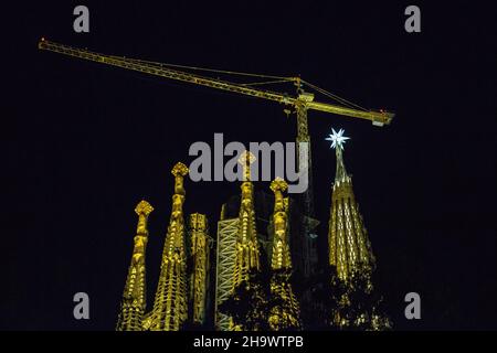 L'étoile à douze pointes est illuminée depuis le sommet de l'une des tours de la Basilique de la Sagrada Familia.l'étoile nouvellement installée à la tour de la Vierge Marie de la Basilique de la Sagrada Familia a été illuminée le 8 décembre, pendant la fête de l'Immaculée conception,Pour la première fois depuis son installation le 29 novembre.La basilique de la Sagrada Familia est un chef-d'œuvre de la cathédrale d'Antoni Gaudi.C'est une basilique célèbre qui a pris plus de cent ans à être construit, mais il est encore inachevé. Banque D'Images