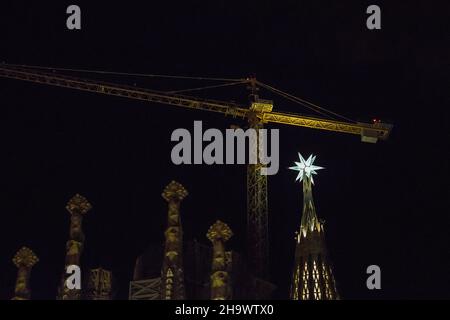 L'étoile à douze pointes est illuminée depuis le sommet de l'une des tours de la Basilique de la Sagrada Familia.l'étoile nouvellement installée à la tour de la Vierge Marie de la Basilique de la Sagrada Familia a été illuminée le 8 décembre, pendant la fête de l'Immaculée conception,Pour la première fois depuis son installation le 29 novembre.La basilique de la Sagrada Familia est un chef-d'œuvre de la cathédrale d'Antoni Gaudi.C'est une basilique célèbre qui a pris plus de cent ans à être construit, mais il est encore inachevé.(Photo de Thiago Prudencio/SOPA Images/Sipa USA) Banque D'Images