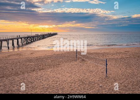 Terrain de Beach-volley à Port Noarlunga avec jetée en arrière-plan, Australie méridionale Banque D'Images