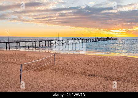 Terrain de Beach-volley à Port Noarlunga avec jetée en arrière-plan, Australie méridionale Banque D'Images