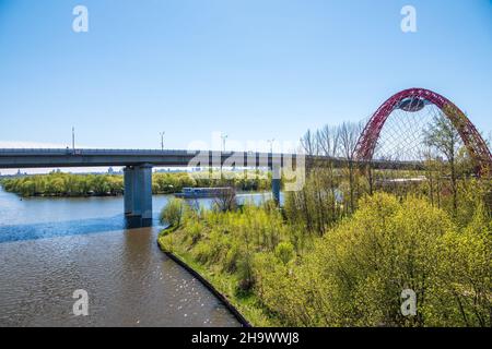 Paysage du pont suspendu de Zhivopisny à Moscou, Russie.C'est le premier pont de Moscou Banque D'Images