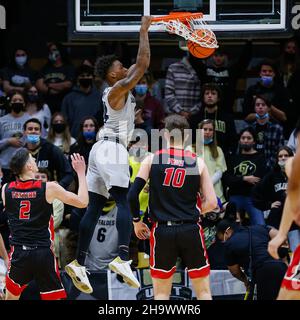 Boulder, Colorado, États-Unis.08th décembre 2021.Colorado Buffaloes garde Elijah parquet (24) se bloque une maison dans le jeu de basket-ball masculin entre le Colorado et l'est de Washington au centre Coors Events à Boulder, CO. Échappé CU 60-57.Derek Regensburger/CSM/Alamy Live News Banque D'Images