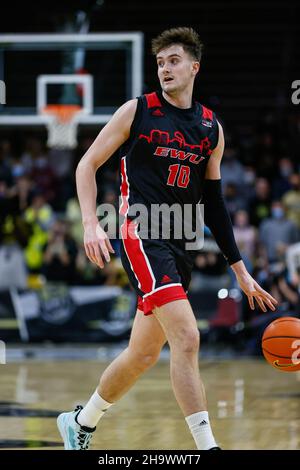 Boulder, Colorado, États-Unis.08th décembre 2021.Eastern Washington Eagles Forward Ethan Price (10) dribbles la balle dans le match de basket-ball masculin entre le Colorado et l'est de Washington au centre Coors Events à Boulder, CO. CU échappé 60-57.Derek Regensburger/CSM/Alamy Live News Banque D'Images