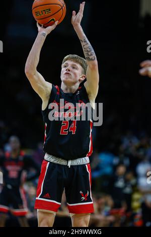 Boulder, Colorado, États-Unis.08th décembre 2021.Eastern Washington Eagles Guard Mason Landdeck (24) lance un jeu de basket-ball masculin entre le Colorado et l'est de Washington au centre Coors Events de Boulder, CO. A échappé au CU 60-57.Derek Regensburger/CSM/Alamy Live News Banque D'Images