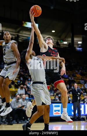 Boulder, Colorado, États-Unis.08th décembre 2021.Eastern Washington Eagles forward Casey Jones (31) rate une mise à pied sur le garde des Buffaloes du Colorado Julian Hammond III (1) dans le jeu de basket-ball masculin entre le Colorado et l'est de Washington au centre des événements Coors à Boulder, CO. CU échappée 60-57.Derek Regensburger/CSM/Alamy Live News Banque D'Images