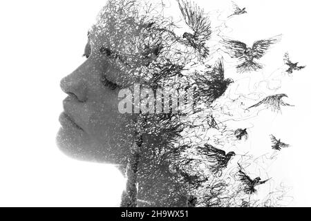 Un portrait noir et blanc d'une jolie femme combiné à un dessin d'oiseaux.Peinture. Banque D'Images