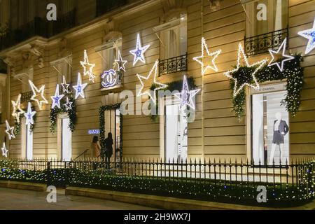 La lLumination des marques de luxe pendant la période des fêtes de Noël sur l'avenue Montaigne, à Paris, en France, le 8 décembre 2021.Photo de Jana appelez-moi J/ABACAPRESS.COM Banque D'Images