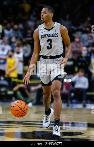 Boulder, Colorado, États-Unis.08th décembre 2021.La garde des Buffaloes du Colorado Keeshawn Barthelemy (3) fait monter le terrain dans le match de basket-ball masculin entre le Colorado et l'est de Washington au centre des événements Coors à Boulder, CO. CU échappé 60-57.Derek Regensburger/CSM/Alamy Live News Banque D'Images