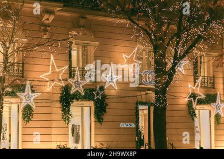 La lLumination des marques de luxe pendant la période des fêtes de Noël sur l'avenue Montaigne, à Paris, en France, le 8 décembre 2021.Photo de Jana appelez-moi J/ABACAPRESS.COM Banque D'Images