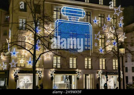 La lLumination des marques de luxe pendant la période des fêtes de Noël sur la rue Cambon, Chanel, à Paris, France, décembre 8,2021. Photo de Jana appelez-moi J/ABACAPRESS.COM Banque D'Images