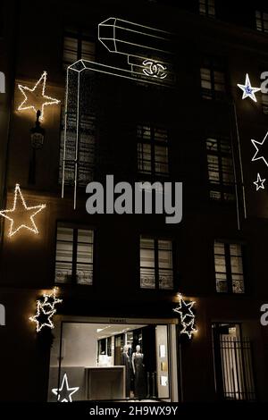 La lLumination des marques de luxe pendant la période des fêtes de Noël sur la rue Cambon, Chanel, à Paris, France, décembre 8,2021. Photo de Jana appelez-moi J/ABACAPRESS.COM Banque D'Images