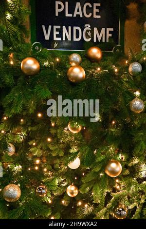 La lLumination des marques de luxe pendant la période des fêtes de Noël sur l'avenue Montaigne, à Paris, en France, le 8 décembre 2021.Photo de Jana appelez-moi J/ABACAPRESS.COM Banque D'Images