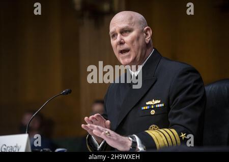 L'amiral Christopher W. Grady, USN, comparaît devant une audience de nomination du Comité sénatorial des services armés pour son renouvellement de mandat au grade d'amiral et pour être vice-président des chefs d'état-major interarmées, dans l'immeuble du Bureau du Sénat Dirksen à Washington, DC, Etats-Unis, le mercredi 8 décembre 2021.Photo de Rod Lamkey/CNP/ABACAPRESS.COM Banque D'Images