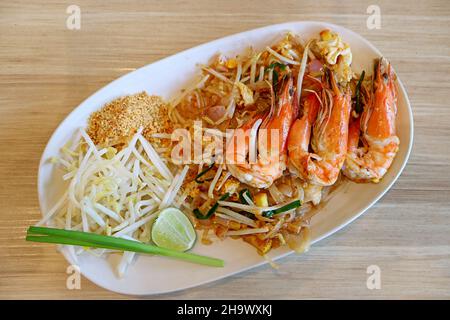 Assiette de délicieux Pad Thai ou de style thaï Fried Noodle surmontée de crevettes à la rivière Banque D'Images