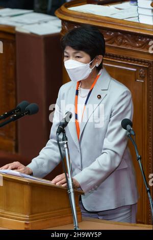 Le secrétaire général du Parti démocratique constitutionnel, Chinami Nishimura, pose une question au Premier ministre Fumio Kishida lors de la session extraordinaire de la Diète à la Chambre basse de la Diète nationale, à Tokyo, au Japon, le 08 décembre 2021.Credit: Motoo Naka/AFLO/Alay Live News Banque D'Images