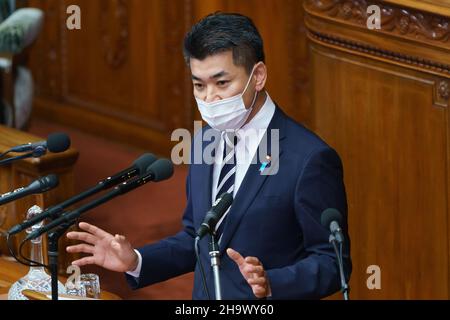 Le chef du Parti démocratique constitutionnel, Kenta Izumi, pose une question au Premier ministre Fumio Kishida lors de la session extraordinaire de la Diète à la Chambre basse de la Diète nationale, à Tokyo, au Japon, le 08 décembre 2021.Credit: Motoo Naka/AFLO/Alay Live News Banque D'Images