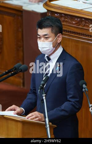 Le chef du Parti démocratique constitutionnel, Kenta Izumi, pose une question au Premier ministre Fumio Kishida lors de la session extraordinaire de la Diète à la Chambre basse de la Diète nationale, à Tokyo, au Japon, le 08 décembre 2021.Credit: Motoo Naka/AFLO/Alay Live News Banque D'Images