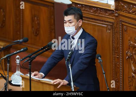 Le chef du Parti démocratique constitutionnel, Kenta Izumi, pose une question au Premier ministre Fumio Kishida lors de la session extraordinaire de la Diète à la Chambre basse de la Diète nationale, à Tokyo, au Japon, le 08 décembre 2021.Credit: Motoo Naka/AFLO/Alay Live News Banque D'Images