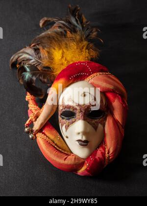 Masque vénitien de carnaval sur fond noir.Festival traditionnel Mardi gras événement femelle déguise, mascarade Banque D'Images