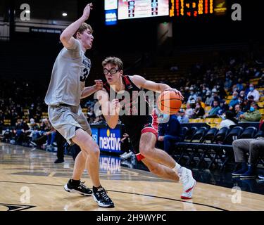 Boulder, Colorado, États-Unis.08th décembre 2021.Eastern Washington Eagles forward Casey Jones (31), à bord du Colorado Buffaloes Center Lawson Lovering (34) dans le match de basket-ball masculin entre le Colorado et l'est de Washington au centre Coors Events à Boulder, CO. CU échappée 60-57.Derek Regensburger/CSM/Alamy Live News Banque D'Images