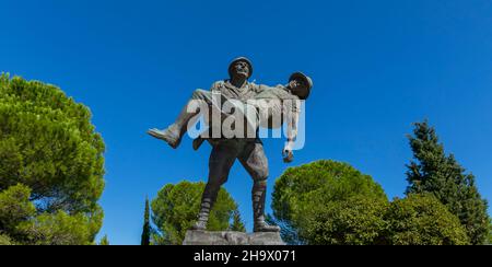 Gelibolu, Çanakkale, Turquie - 26 septembre 2021 : un monument au soldat turc qui a porté le blessé officier australien et aidé, Gallipoli Banque D'Images